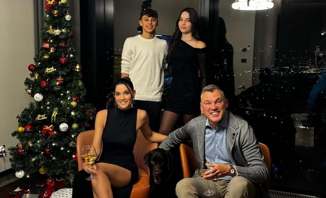 Š. Jasikevičius su šeima sveikina su šventėmis (FOTO)