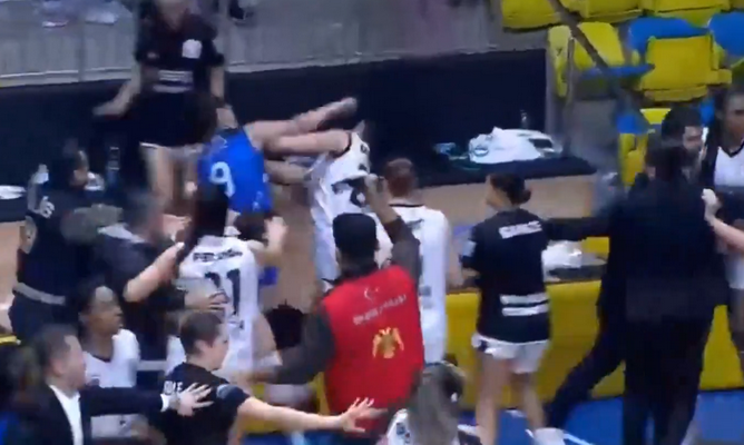 Snukiadaužis Turkijos moterų lygoje: masinės muštynės ir nokautas (VIDEO)