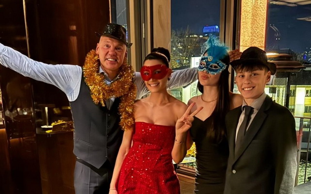 Nuostabi akimirka: Š. Jasikevičius ir jo šeima sveikina su Naujais 2026 metais!