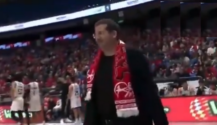 Emocijos Izraelio čempionate: „Hapoel“ savininkas žengė į aikštę ir „mokė“ teisėjus