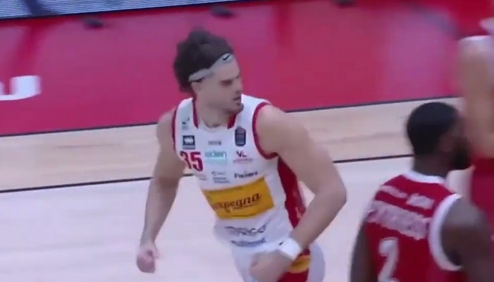 L. Tote paliko „Emporio Armani“ gretas