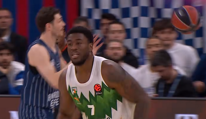 Eurolygos dešimtuke – M. Wrighto dėjimas per V. Poirier (VIDEO)