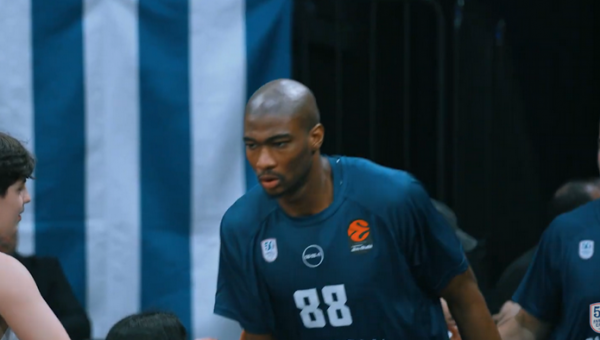 „Anadolu Efes“ pratęsė sutartį su aukštaūgiu