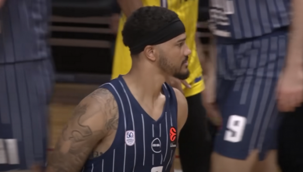 „Anadolu Efes“ ketvirtfinalyje leido varžovams per pirmą kėlinį įmesti 4 taškus