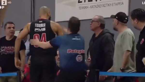 Graikijos lygos rungtynėse - E. Fournier išpuolis prieš sirgalių (VIDEO)