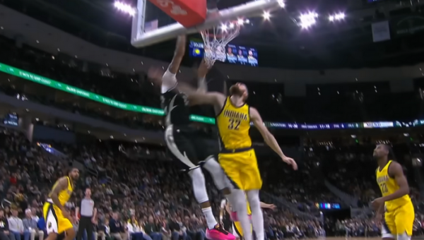 Gražiausias NBA nakties epizodas - įspūdingas G. Antetokounmpo dėjimas (VIDEO)