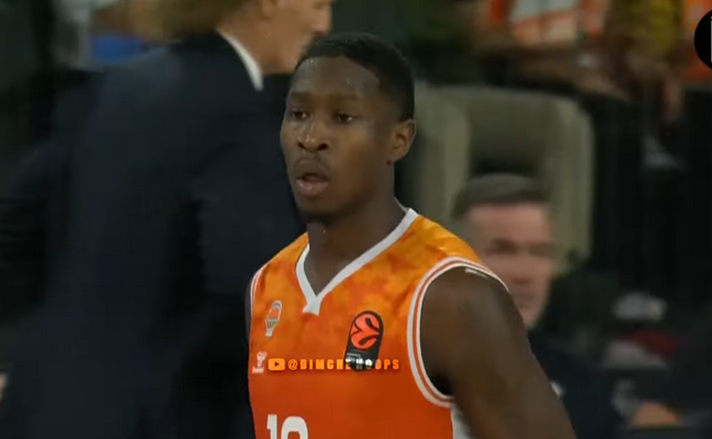 „Žalgirį“ dominęs O. Moore'as oficialiai pratęsė sutartį su „Valencia“