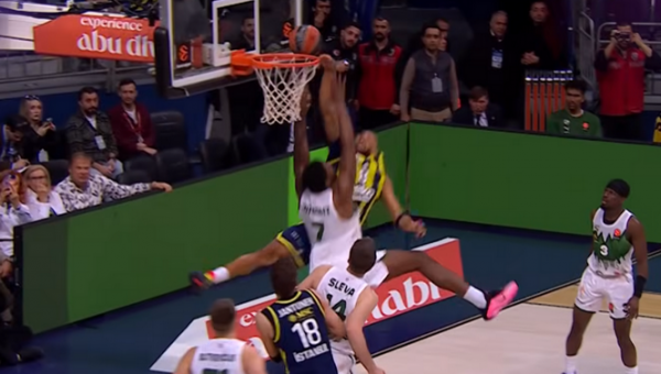 Tarp gražiausių Eurolygos reguliaraus sezono epizodų – galingas M. Wrighto blokas