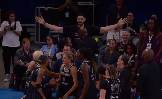 E. Kanteris Freedomas vėl atsidūrė dėmesio centre – išvarytas iš WNBA rungtynių