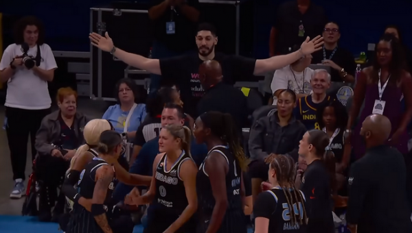 E. Kanteris Freedomas vėl atsidūrė dėmesio centre – išvarytas iš WNBA rungtynių
