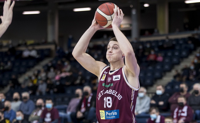 G. Vasiliauskas ir N. Rauluševičius vilkės Jonavos ekipos marškinėlius