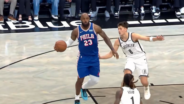 L. Jamesas debiutavo su „76ers“ marškinėliais (VIDEO)