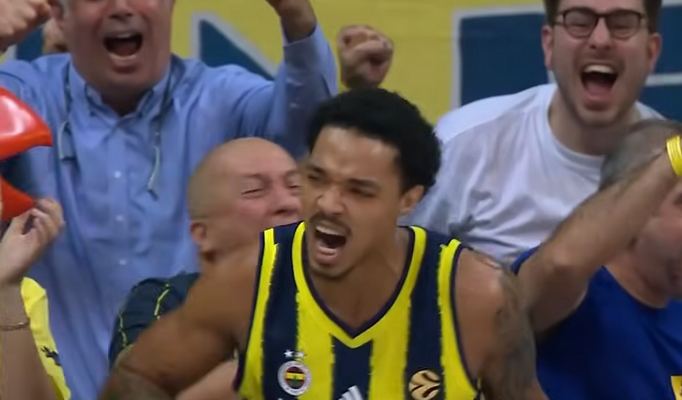 B. Bostonas grįžta į Turkiją