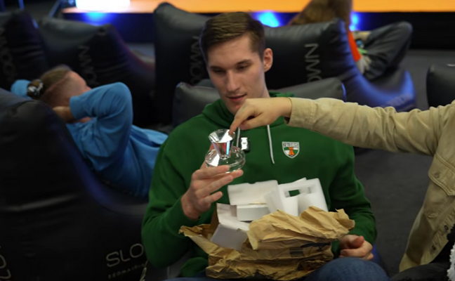 Ą. Tubelis apsilankė „GameOn“ – nustebinta „Žalgirio“ fanė, mystery box ir FIFA iššūkis